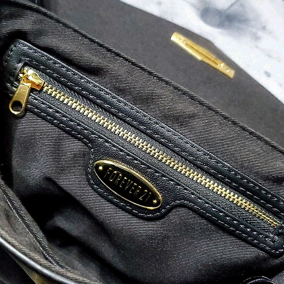 Forever 21 Faux Leather Crossbody Bag - Picture 4 of 4